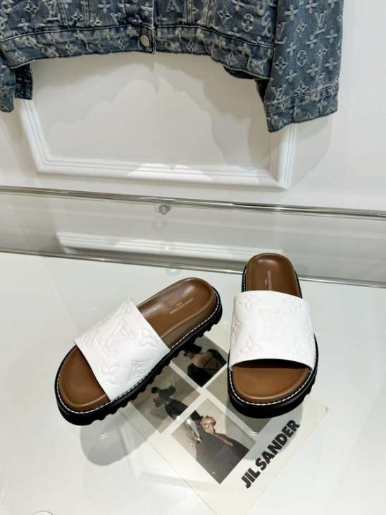 Picture of Louis Vuitton Slippers _SKULVsz35-4141-45mnf04021126